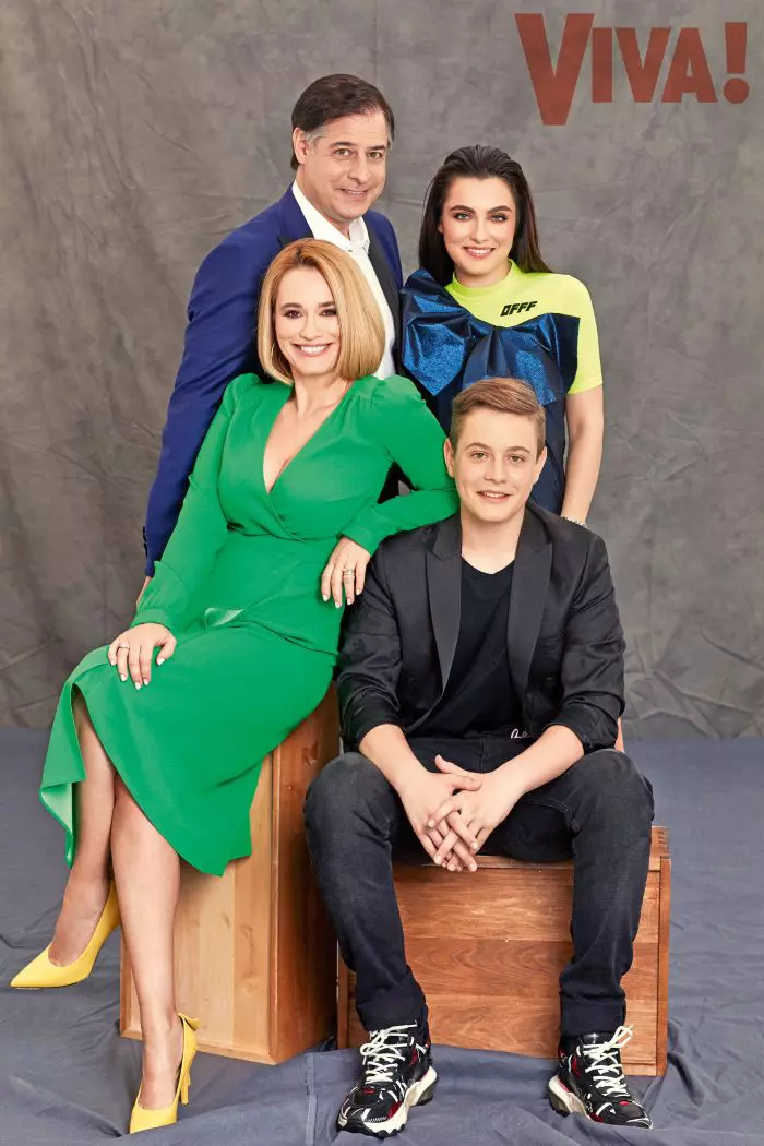 Andreea Esca, pictorial exclusiv cu familia, la 20 de ani de la prima copertă VIVA!