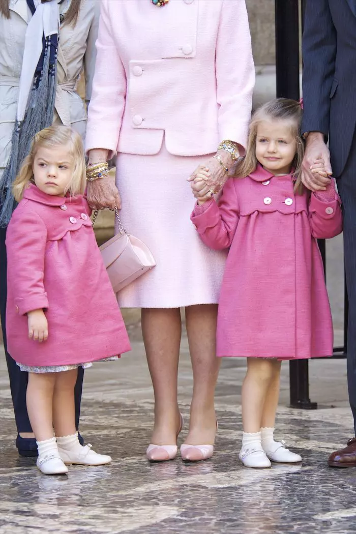 Prințesele Sofia și Leonor, alături de bunica lor, Regina Sofia.