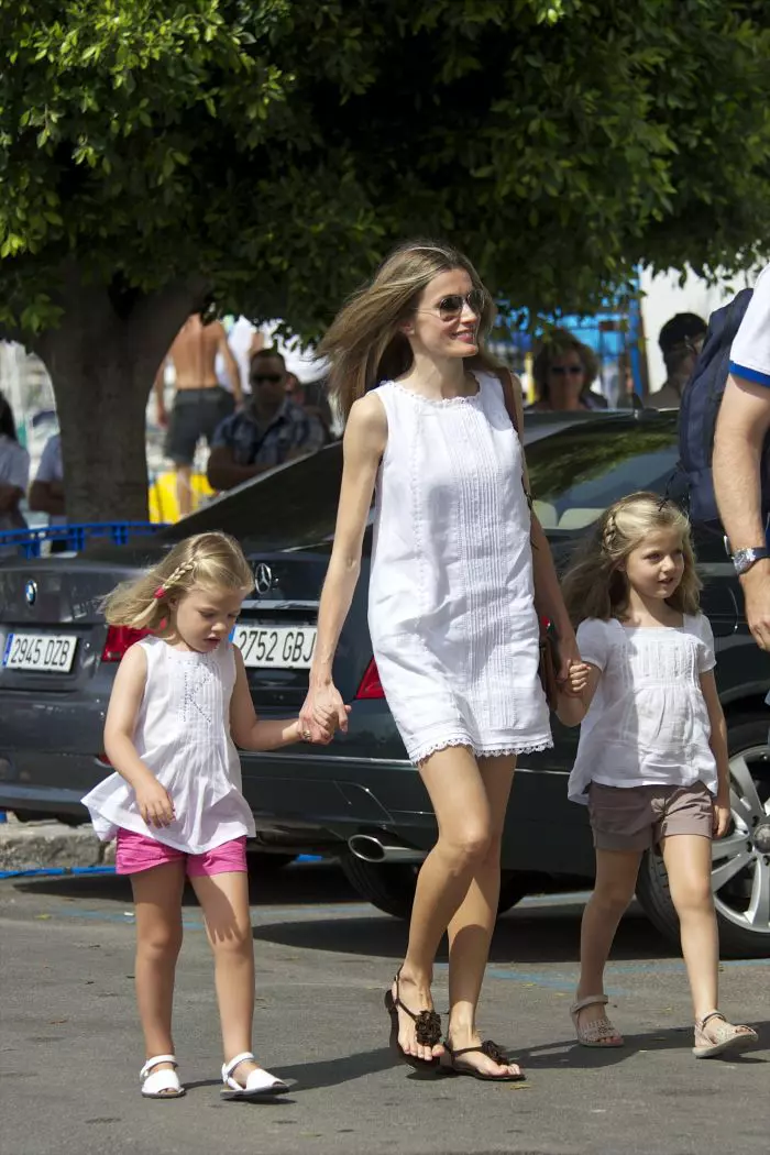 Letiția, alături de fiicele ei.