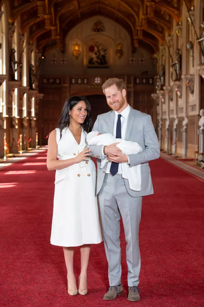 Archie Harrison Mountbatten-Windsor, pe numele său complet, s-a născut la 6 mai 2019 la spitalul privat din Portland, Londra
