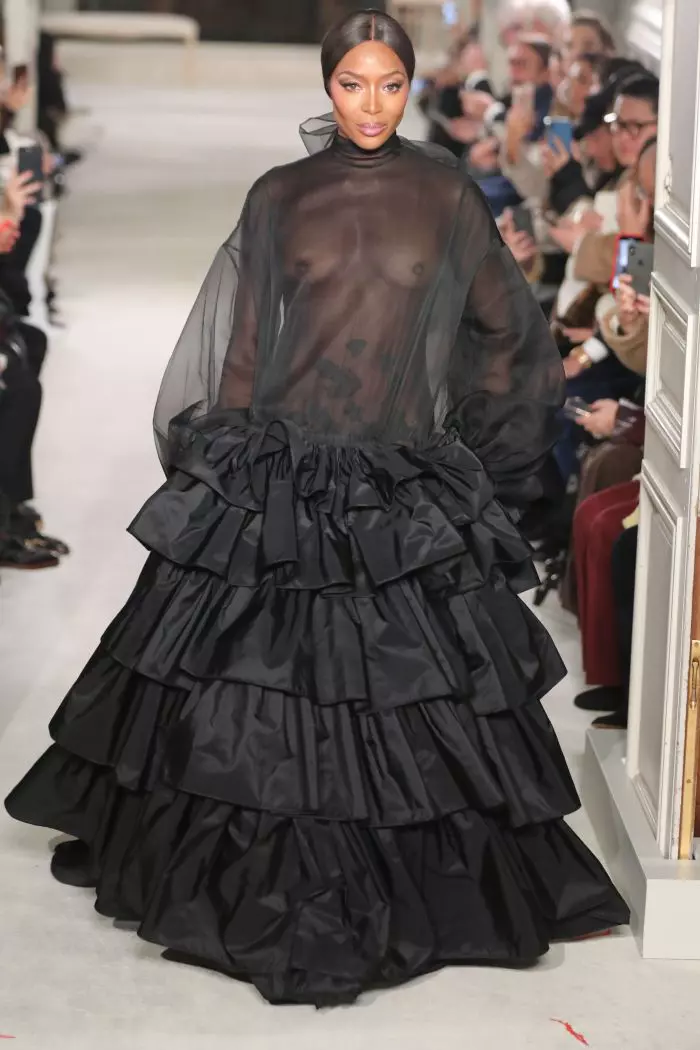 Naomi Campbell defilând pentru Valentino, la 49 de ani!