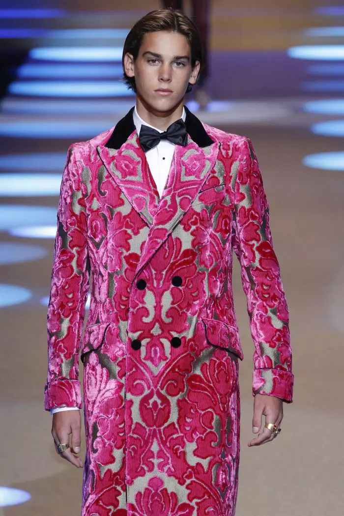 Paris Brosnan defilând pentru Dolce & Gabbana, la Milano.