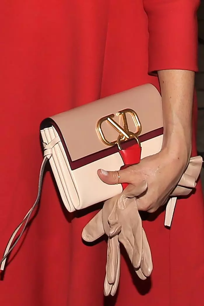 Meghan nu poartă nici ojă colorată, conform protocolului regal.