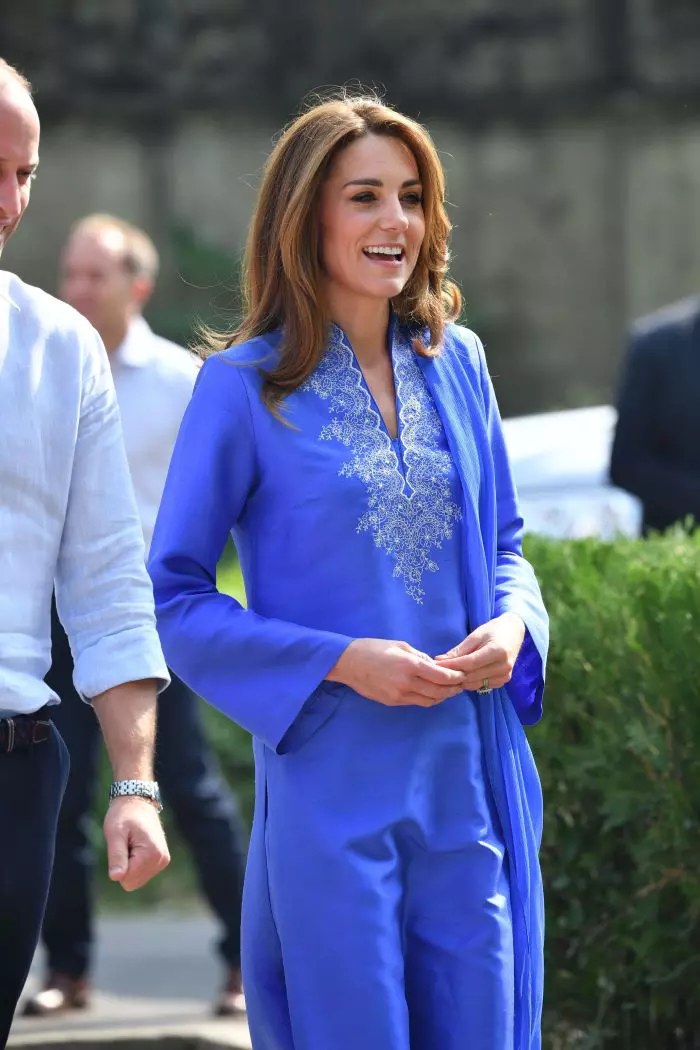 Kate Middleton, superbă în albastru! Ducesa de Cambridge a purtat ținute de inspirație etnică în Pakistan