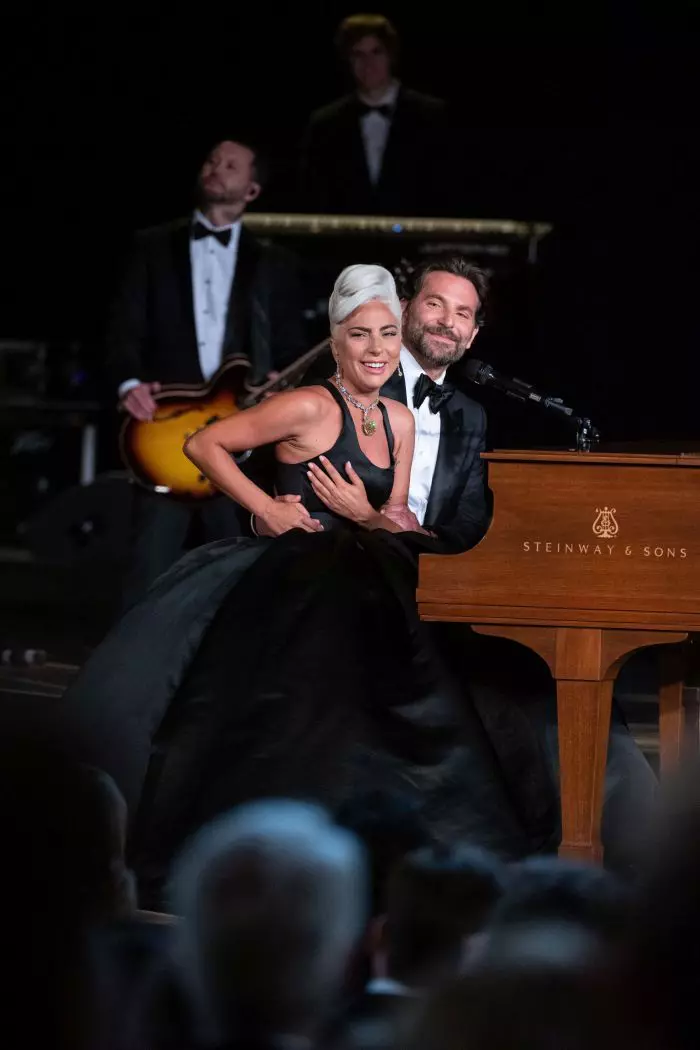 Chiamia dintre Lady Gaga și Bradley Cooper transcende ecranul.