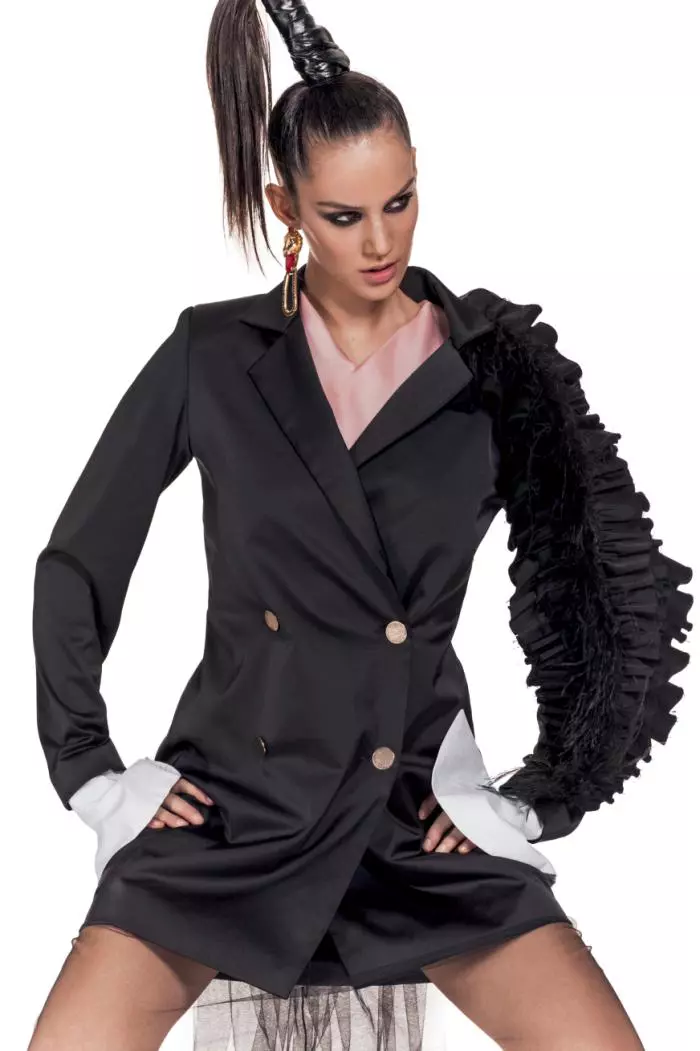 Sacou cu volane Cathias Edeline, 450 euro; rochie tul LouLou Boutique, preț la cerere; cercei Tria Alfa, magazinul Victoria 46, 420 lei.