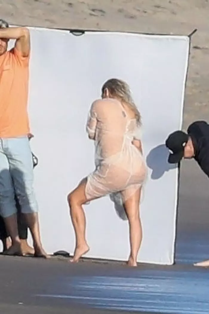 Kim Kardashian a fost surprinsă goală pe plajă