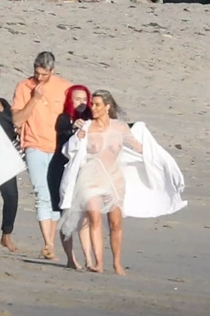 Kim Kardashian a fost surprinsă goală pe plajă