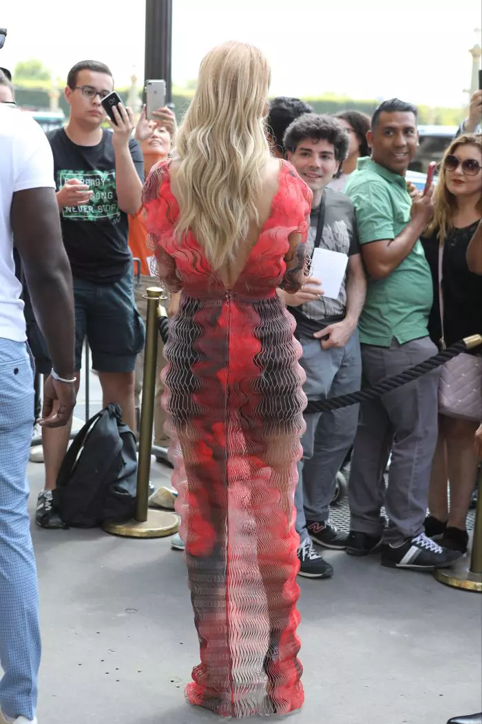 Artista de 51 de ani a avut până recent părul lung.