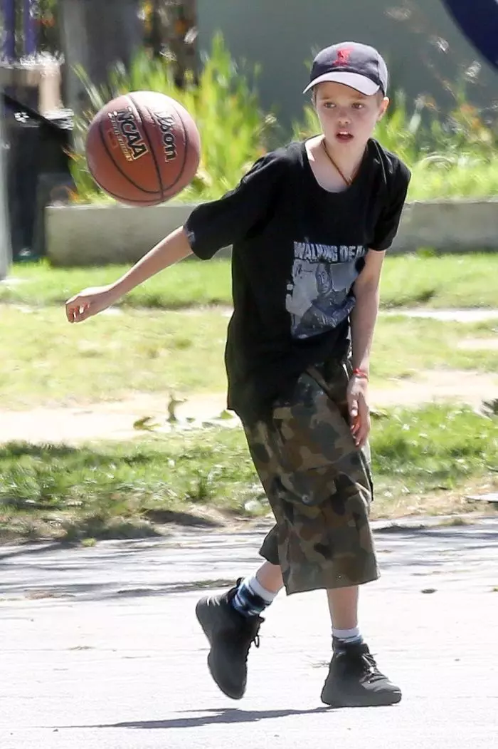*PREMIUM-EXCLUSIVE* Shiloh Jolie-Pitt shoots some hoops in Malibu