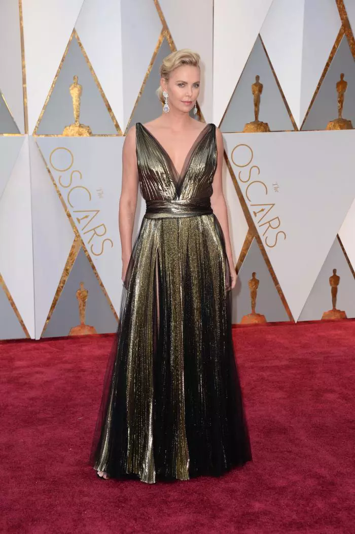 Charlize Theron a optat pentru o rochie Dior din lame auriu care i-a asigurat o apariție apreciată. Decoleteul adânc și crăpătura de pe picior adaugă nota de sunzualitate necesară rochiei plisate.