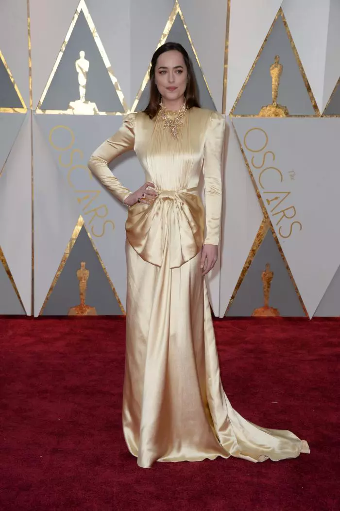 Dakota Johnson a avut o apariție stearsă în această rochie Gucci care o îmbraca mult prea mult pe actrțta din "Fifty Shades Darker".  In plus, acea fundă de pe rochie, pare ca a fost cusuta din greseală pe partea din față a acesteia.