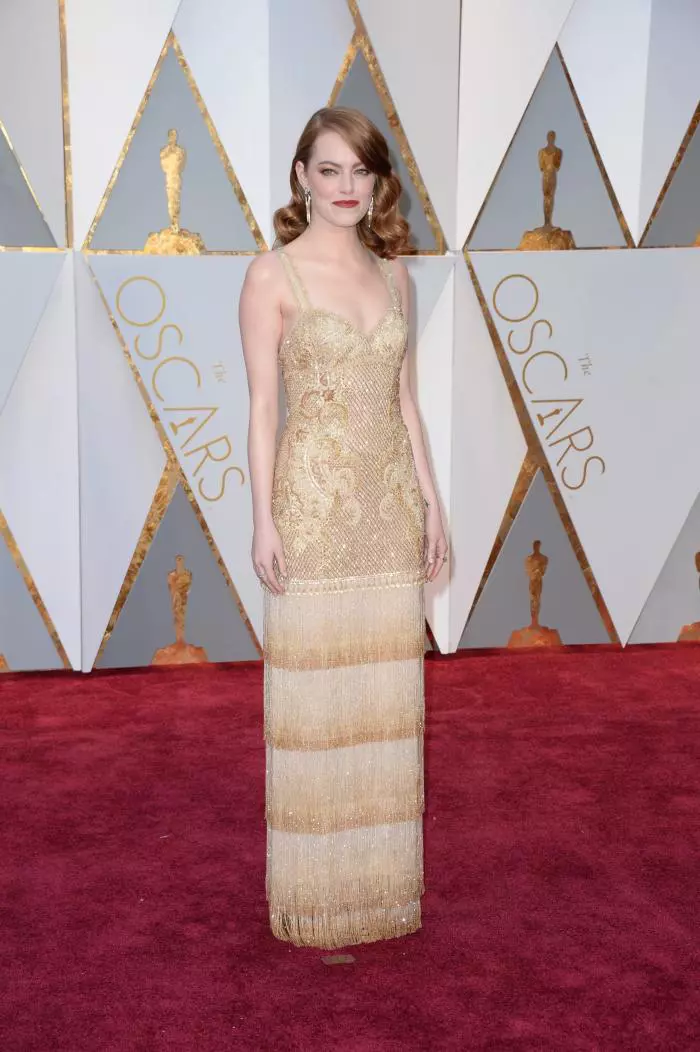 Emma Stone a arătat impecabil într-o rochie Givenchy Houte Couture de Riccardo Tisci. Aerul flapper al ținutei și culoarea rochiei se potrivesc perfect, creand o imagine vintage ce nu va fi uitată ușor.