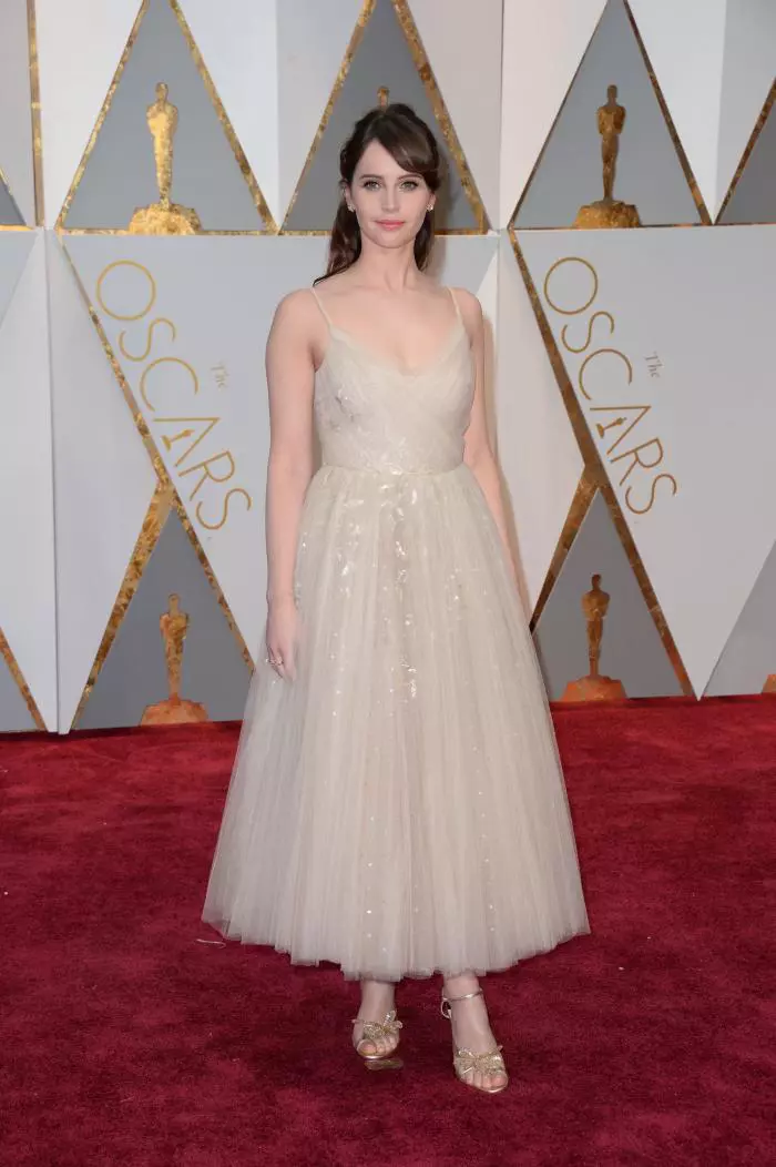 Felicity Jones a ales să poarte o rochie Dior inspirată din tutu-urile balerinelor, dar care nu o avantajeză din cauza culorii mult prea pale.