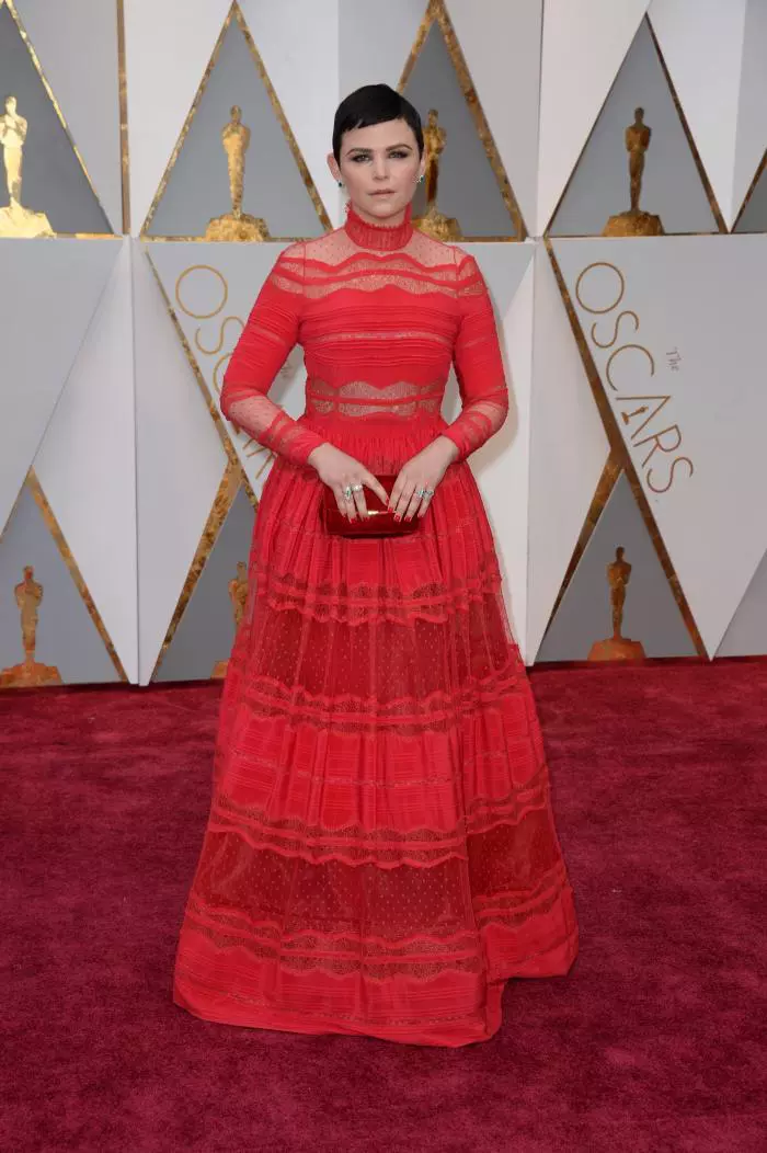 Spre deosebire de Ruth Negga, Ginnifer Goodwin a avut o apariție nereusita în rochia roșie semnată  Zuhair Murad. Gulerul înalt al acesteia în combinație cu tunsoarea scurtă și culoarea închisă a părului, micșorează vizual dimensiunea capului acțritei facând-o să arate sever.