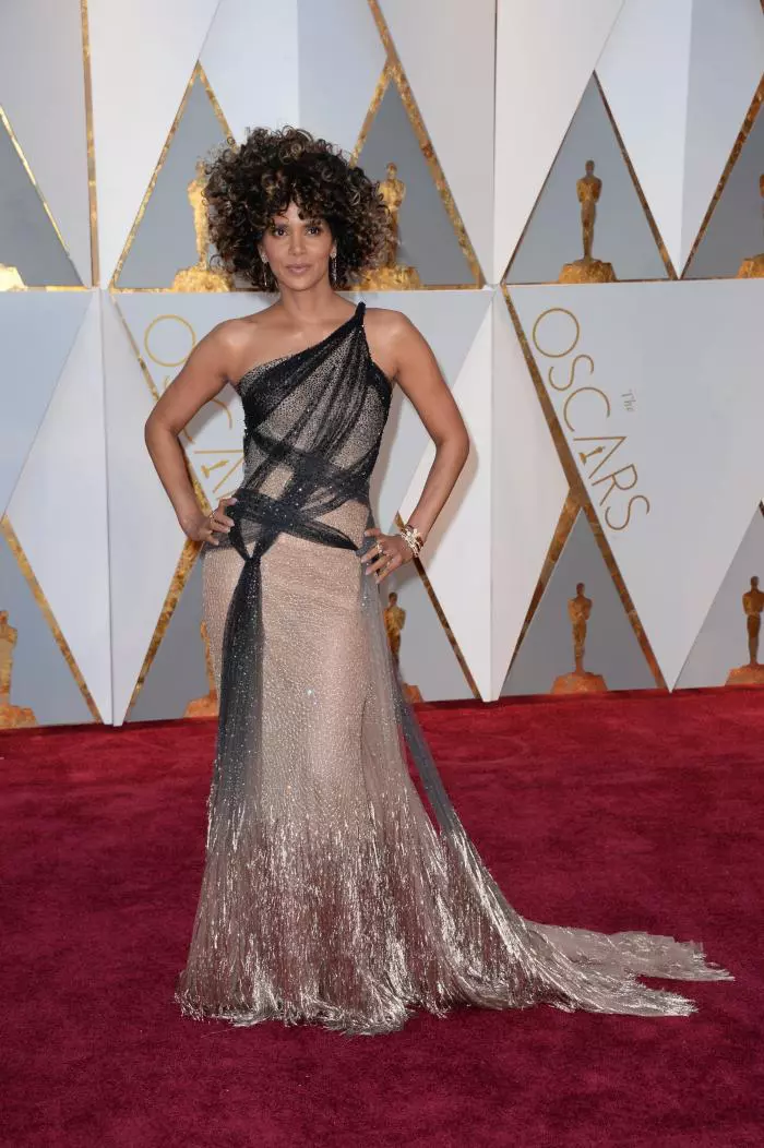 Halle Bery ar fi avut o aparțtie reușiăa dacă nu alegea acea coafură mult prea voluminoasă. Rochia Atelier Versace este frumoasă, însa buclele nu se potrivesc ansamblului.