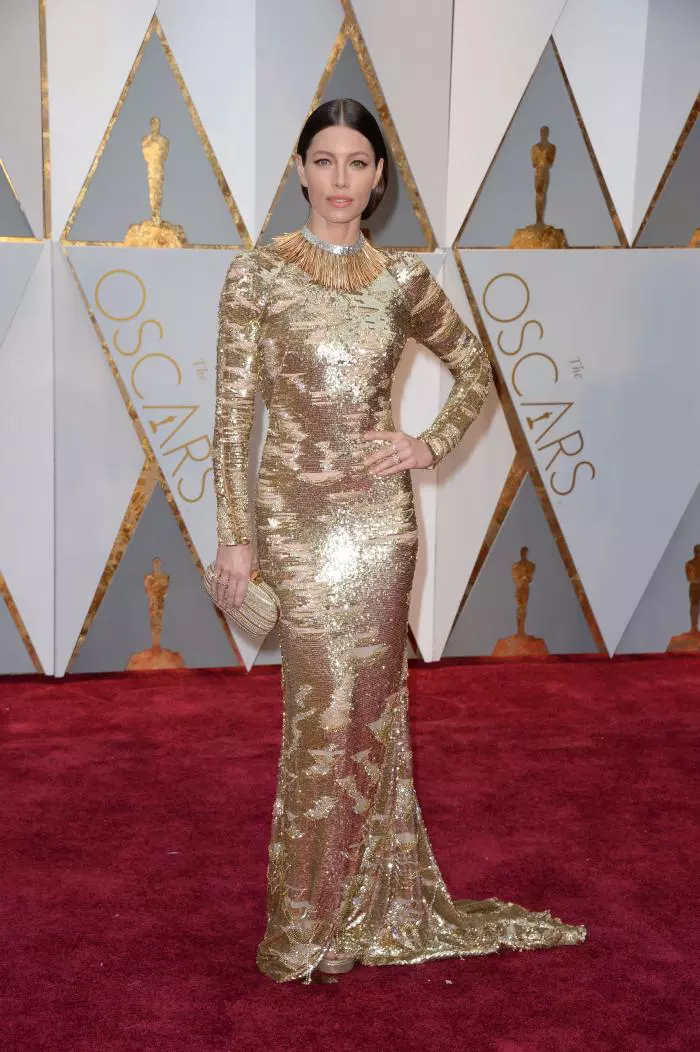 Jessica Biel face concurență celebrei statuete Oscar în aceasta rochie Kaufmanfranco, însa nu în sensul bun. Prea mult auriu poate arata nepotrivit chiar și pe o siluetă perfect conturată.