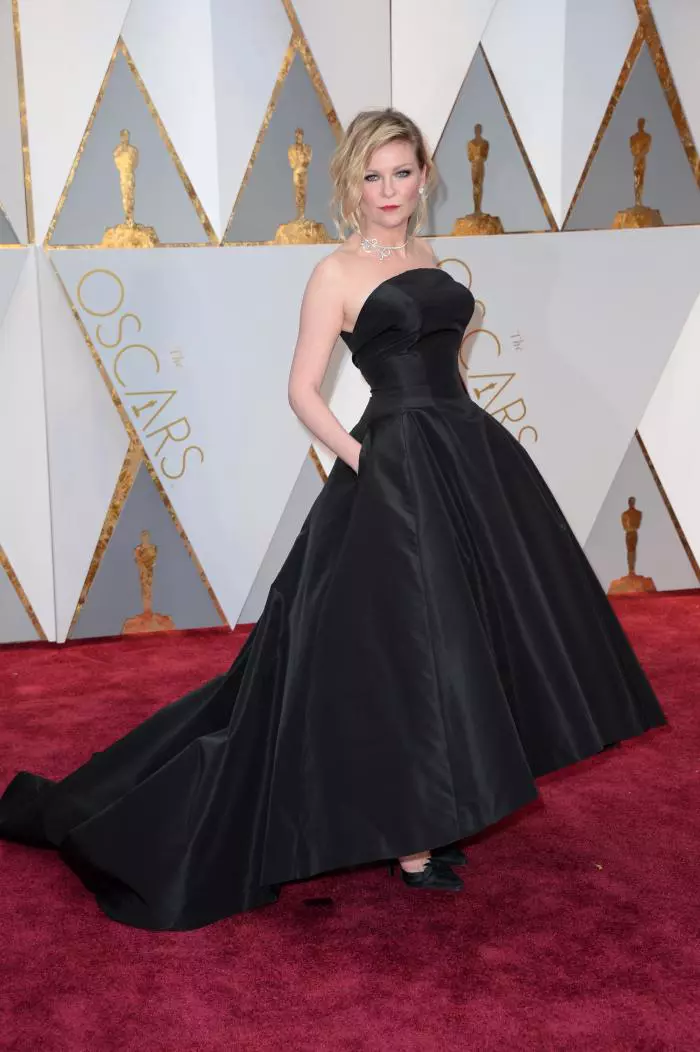 Kristen Dunst a ales o rochie Dior inspirată din epoca de debut a casei de moda și a făcut o alegere bună. Rochia cu decolteul anilor '50 și fusta ampla este adusă în zilele noastre de buzunarele laterale.