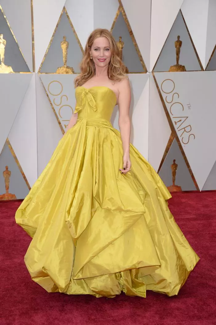 Leslie Mann a purtat o rochie Zac Posen inspirată parcă din "Frumoasa și bestia". Excesul de material și culoarea muștar a rochiei fac din această apariție una nereusită.