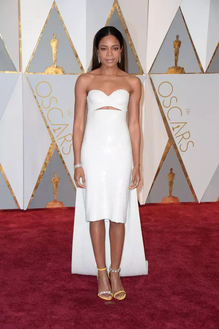 Naomie Harris a avut o apariție surprinzătoare pe covorul roșu. Actrița a arătat relaxat și modern în rochia Calvin Klein creată de noul designer, Raf Simmons, iar sandalele au adăugat un accent interesant ținutei.