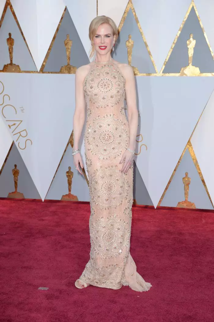 Nicole Kidman are o silueta statuară impecabila în această rochie nude semnată Armani Prive, iar makeup-ul și bijuteriile purate completează perfect ansamblul.