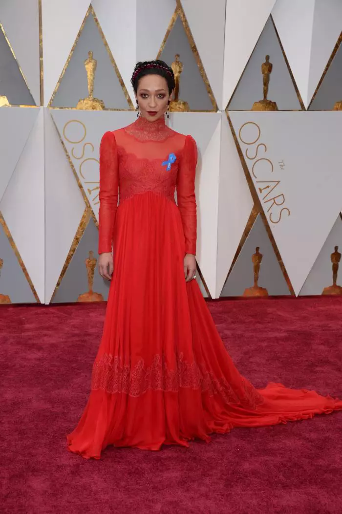 Ruth Negga este extrem de feminină și sofisticată într-o rochie senzațională Valentino. Culoarea rochiei, împreuna cu accesoriul de pe cap de inspirație renascentistă și cel de pe piept, fac din întreaga ținuta a actriței una dintre cele mai reușite apariții ale serii.