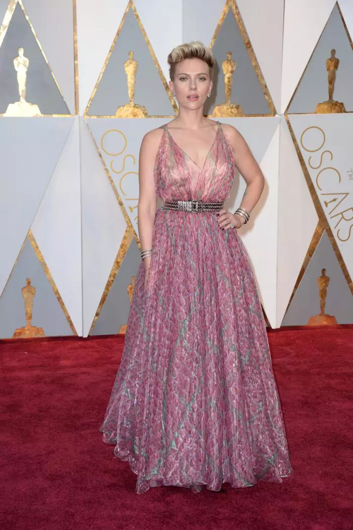 Scarlet Johanson a purtat o rochie Alaia care nu ar fi fost o alegere greșită dacă nu alatura acesteia o curea neagră cu ținte care intra în contradicție cu nuanțele pastel ale acesteia.