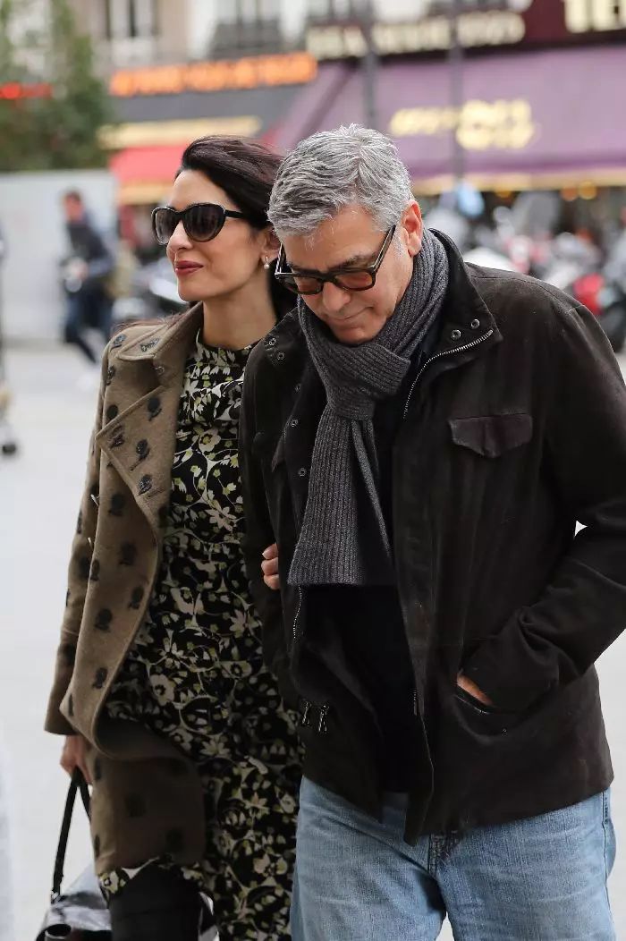 George și Amal (în primele luni de sarcină), la Paris, în februarie.