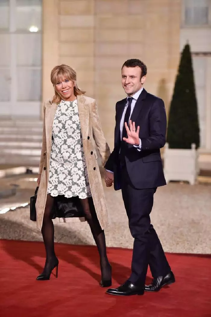 Stylish în rochie din dantelă.