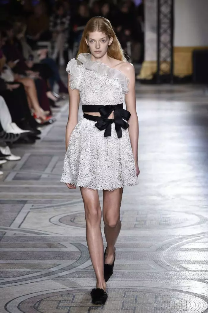 Défilé de mode Giambattista Valli Haute-Couture printemps-été 2018 à Paris