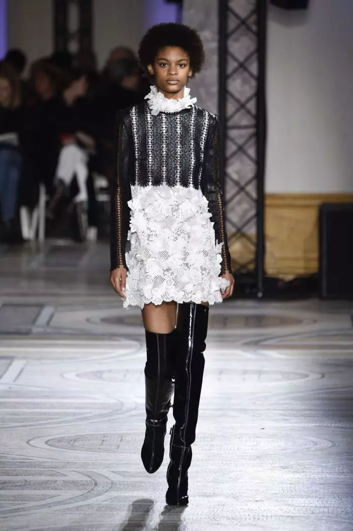 Défilé de mode Giambattista Valli Haute-Couture printemps-été 2018 à Paris