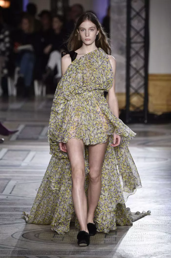 Défilé de mode Giambattista Valli Haute-Couture printemps-été 2018 à Paris