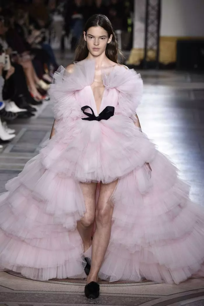 Défilé de mode Giambattista Valli Haute-Couture printemps-été 2018 à Paris