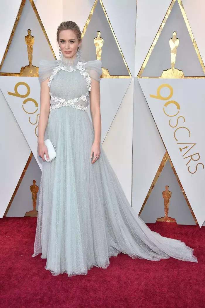 Emily Blunt poartă o rochie Schiaparelli Haute Couture