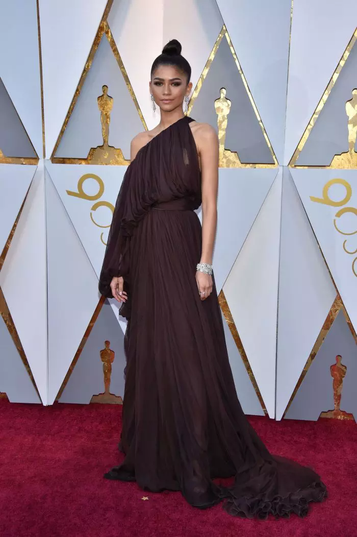 Zendaya poartă Giambattista Valli Haute Couture