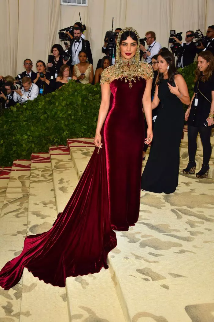 Priyanka Chopra, fostă Miss Univers și actriță foarte populară la Bollywood este, probabil, la fel de faimoasă ca Meghan.