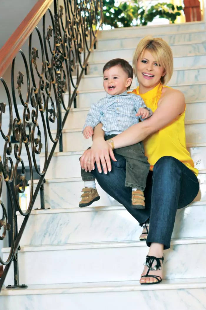 Sanda Ladoși și fiul ei, Bogdan, în 2008