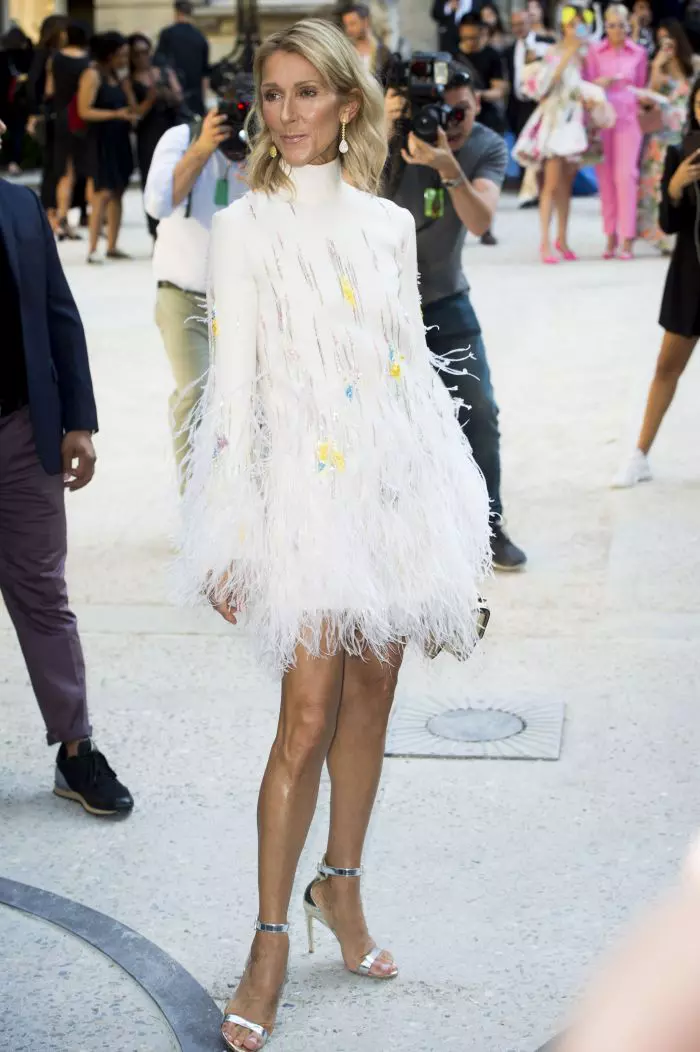 Céline Dion a optat pentru o tunsoare scurtă, bob, care o avantajează, întinerind-o cu cel puțin 10 ani.