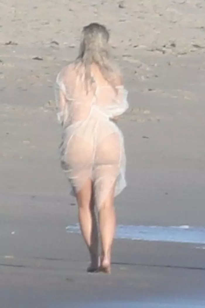 Kim Kardashian a fost surprinsă goală pe plajă
