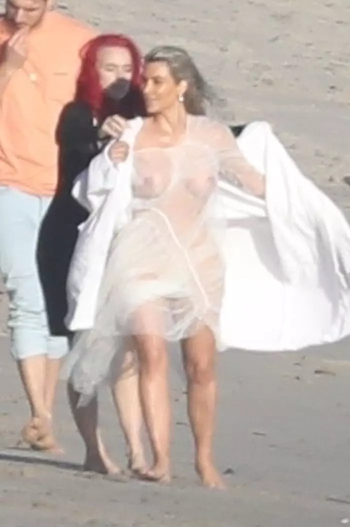 Kim Kardashian a fost surprinsă goală pe plajă