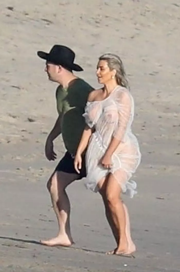 Kim Kardashian a fost surprinsă goală pe plajă