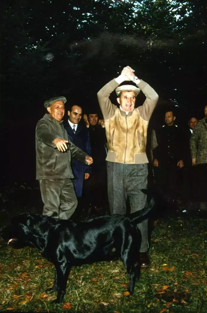 Ceausescu-caine2