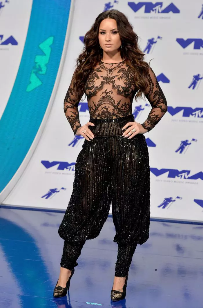 Demi Lovato, în "harem pants" Zuhair Murad.