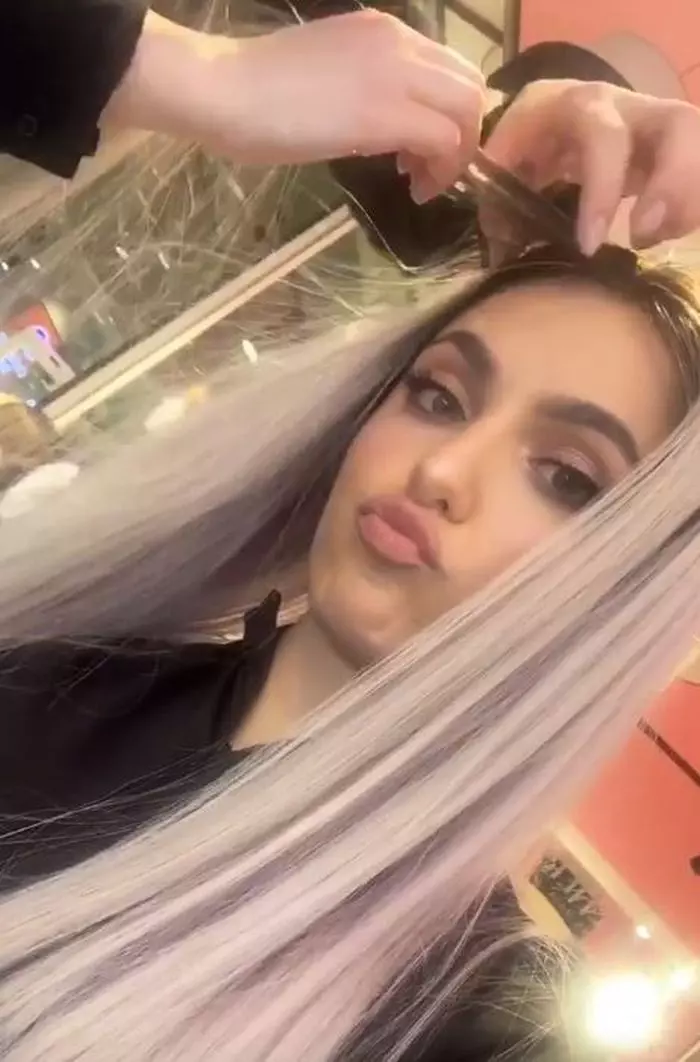 Alexia Eram a purtat o perucă blondă