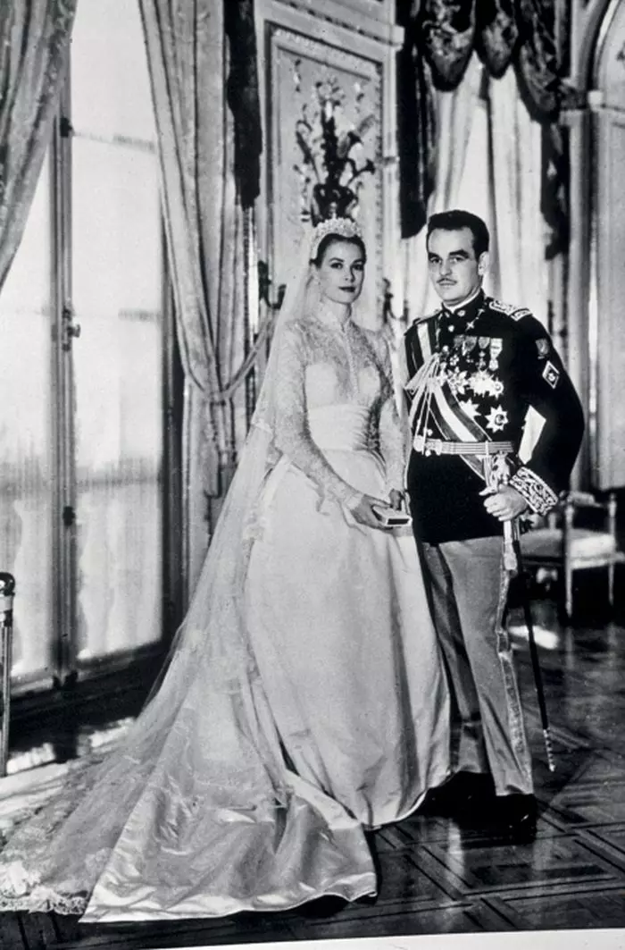 Grace Kelly și Prinţul Rainier al III-lea, în 1956
