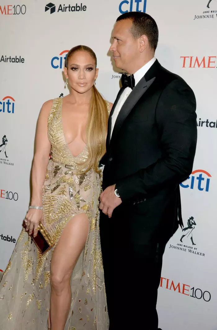 Jennifer Lopez împlinește 50 de ani anul acesta, dar orice bărbat ar fi mândru să aibă alături o asemenea femeie.