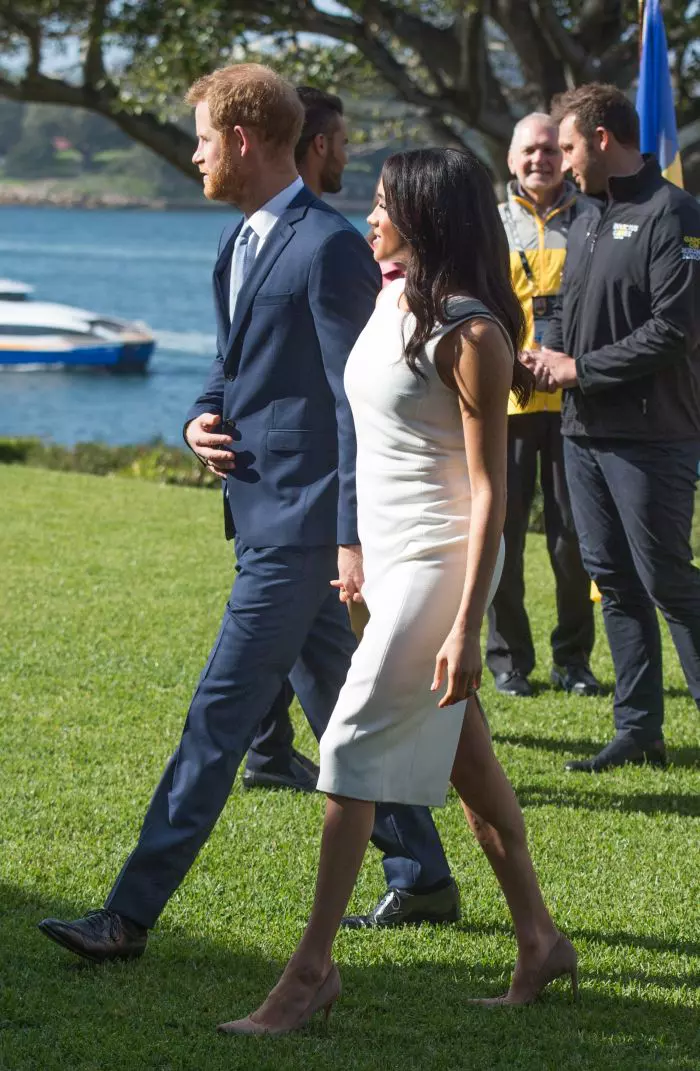 Meghan nu se ferește nici de rochiile mulate... încă.