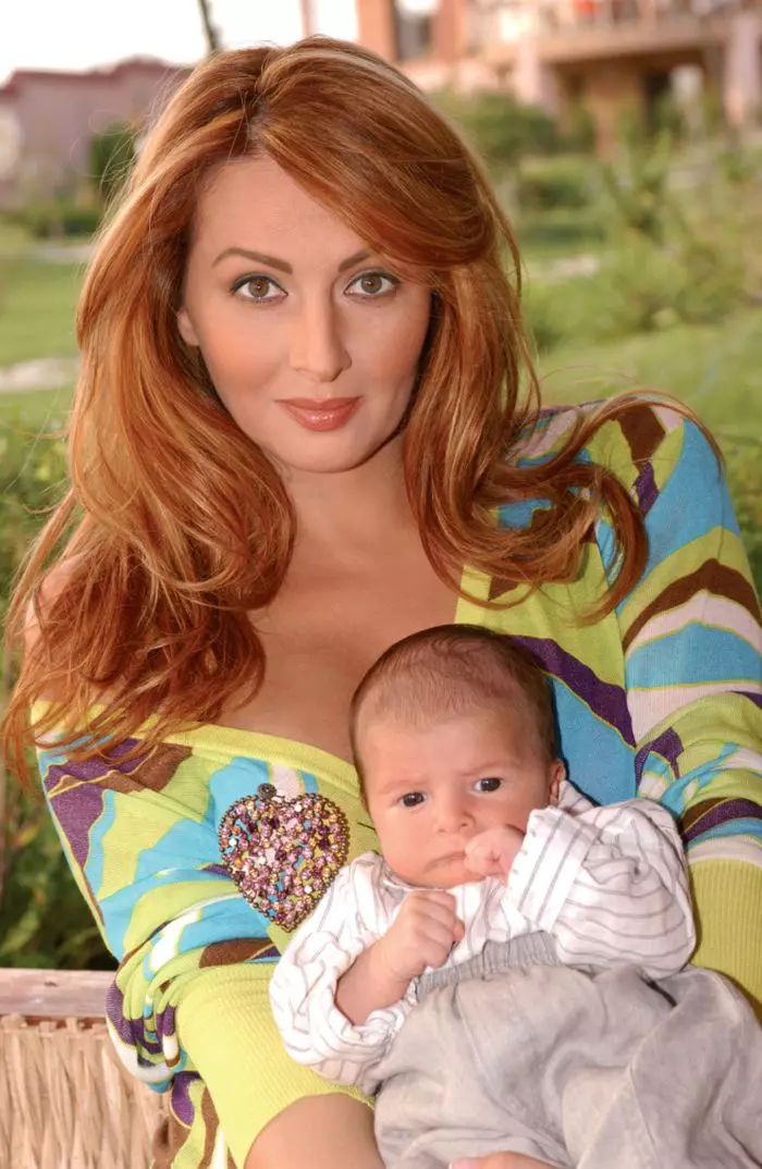 Ayan nu avea nici două luni în această fotografie