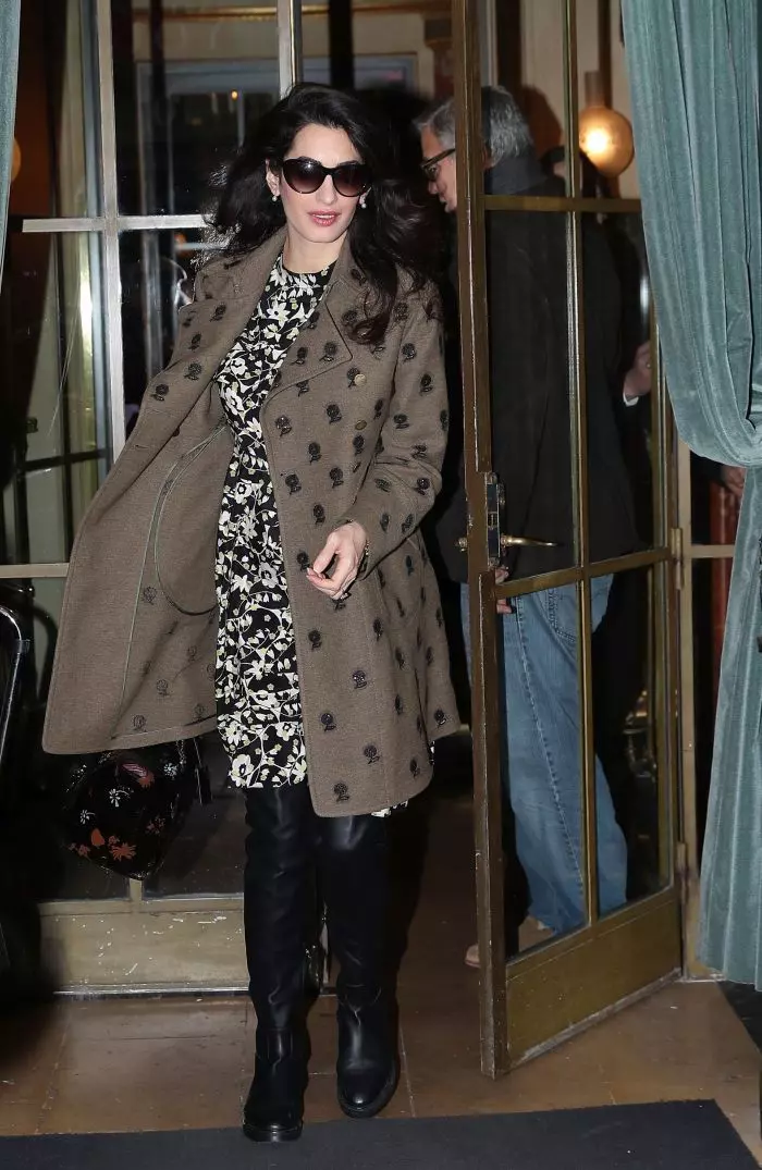 De această dată, Amal a avut un look fresh de la Valentino din colecția 2017-2018. Rochia a costat 2.000 de lire, jacheta 5.000 de lire, iar ghetele, 2.500 de lire. Total: 9.500 de lire.