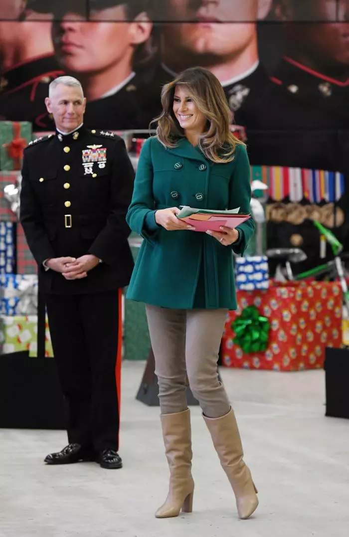 Melania Trump alături de mai mulţi părinţi